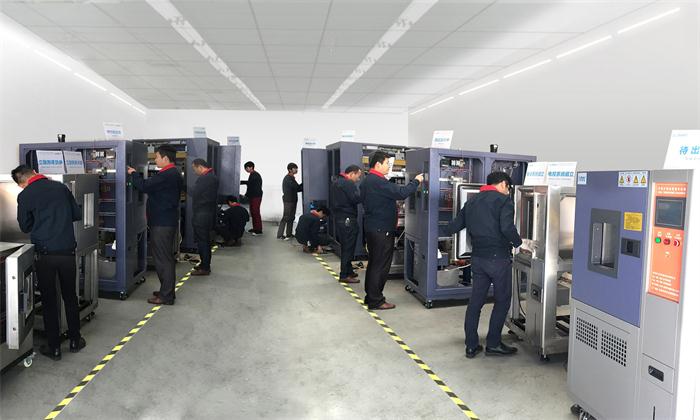 工程師裝配調(diào)試設備圖