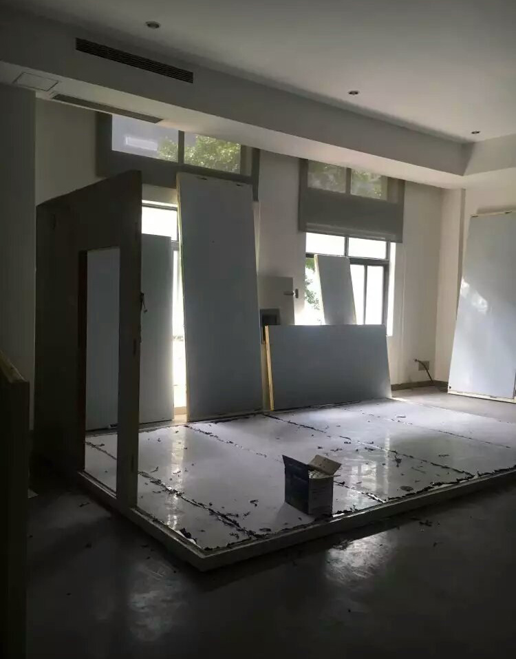 正航專業負責的工程師認真細致的安裝設備、組裝外殼到安裝框架，再到擰緊螺